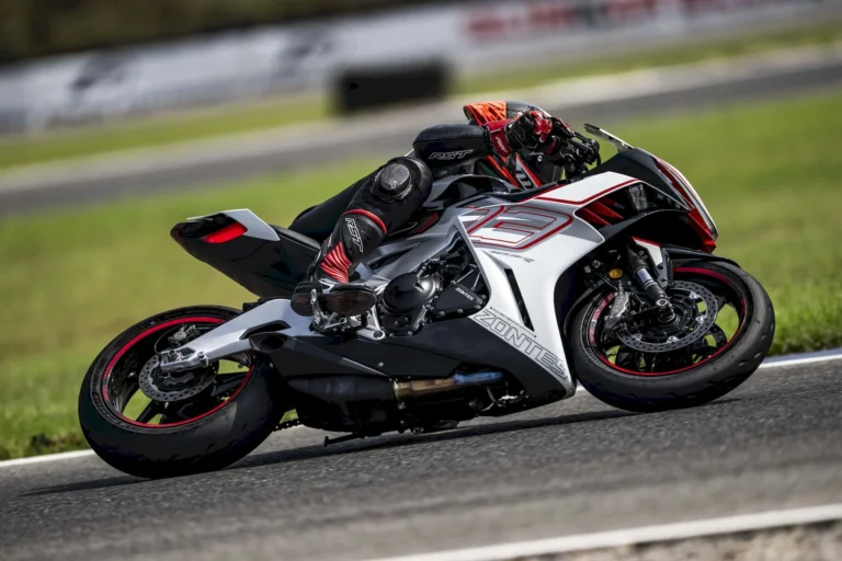 Zontes 703 RR: tres cilindros, 95 CV y precio imbatible