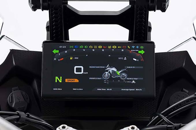 Primer plano de la pantalla TFT de la Kove 625X mostrando el modo de manejo Sport, presión de neumáticos y datos de viaje