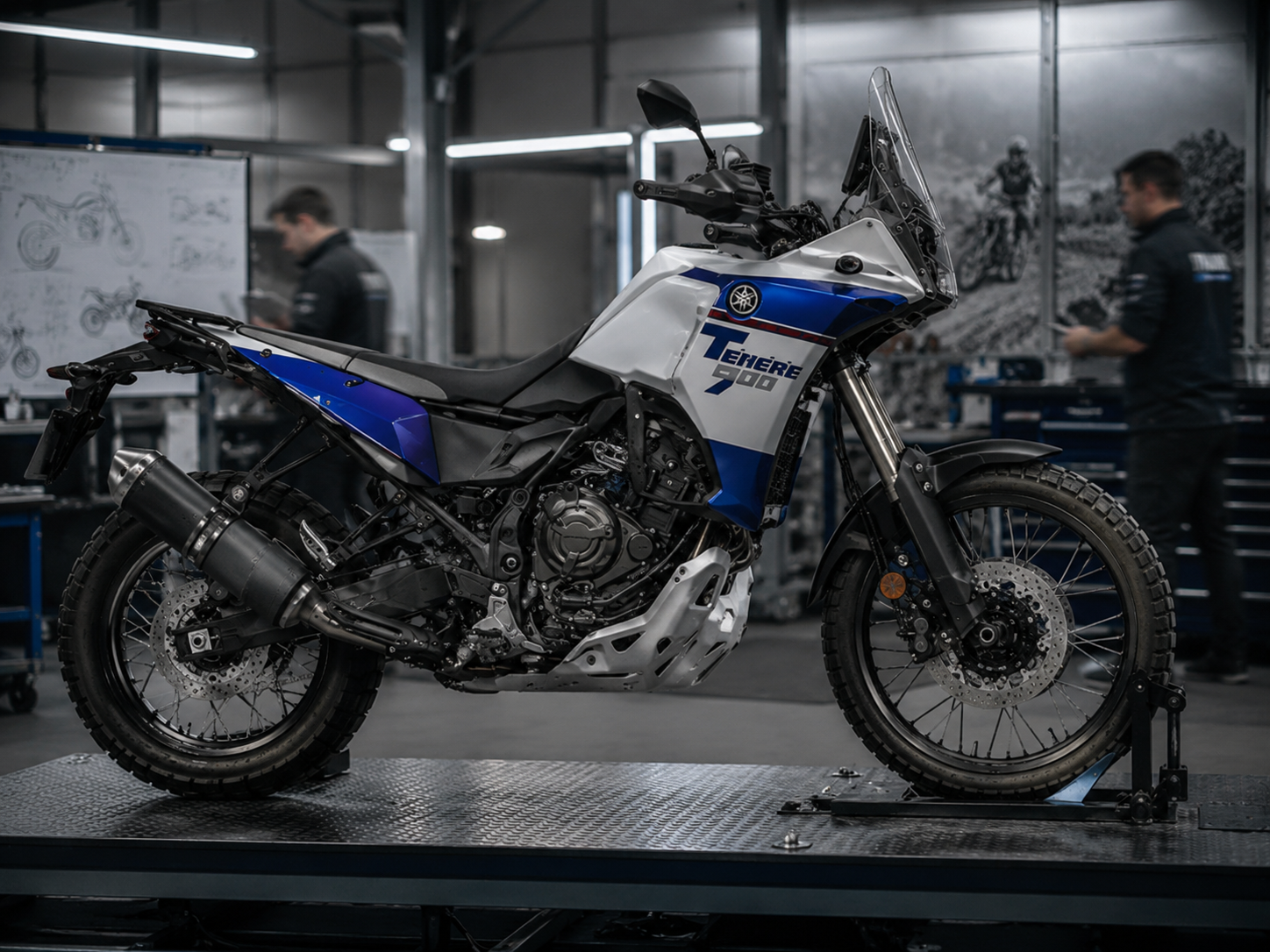 Yamaha Ténéré 900 en un taller de desarrollo con ingenieros trabajando