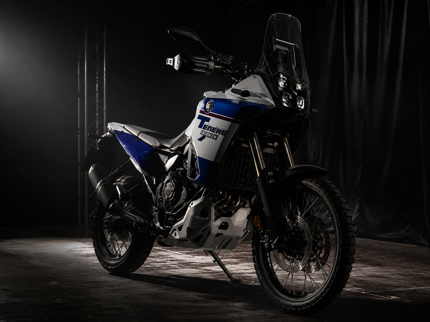 Yamaha Ténéré 900 en un estudio con iluminación dramática
