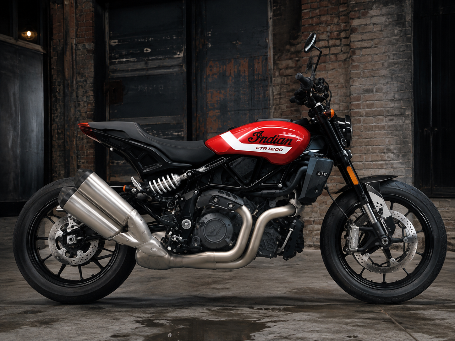 Indian FTR1200 roja y blanca en un galpón industrial