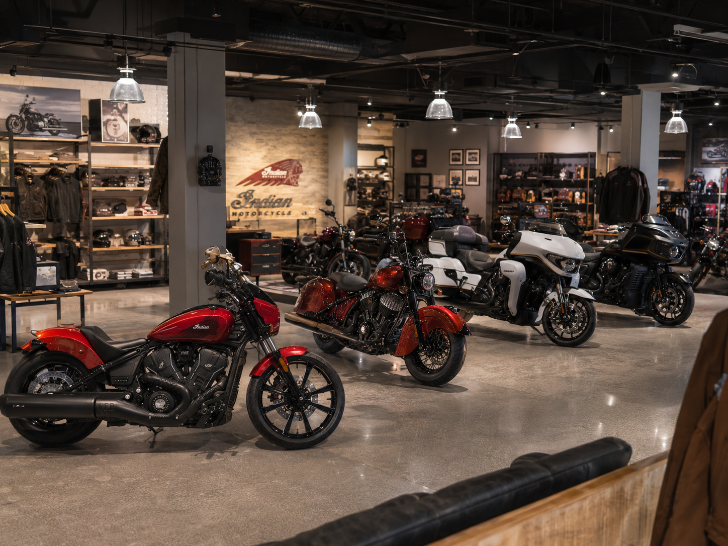 Concesionario Indian Motorcycle con varias motos exhibidas en el showroom