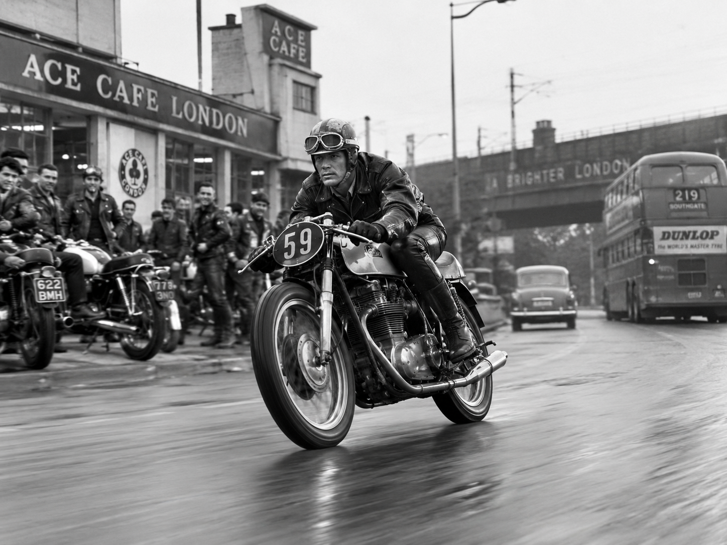 Fotografía en blanco y negro de un piloto acelerando en una moto de carrera número 59 frente al Ace Cafe London