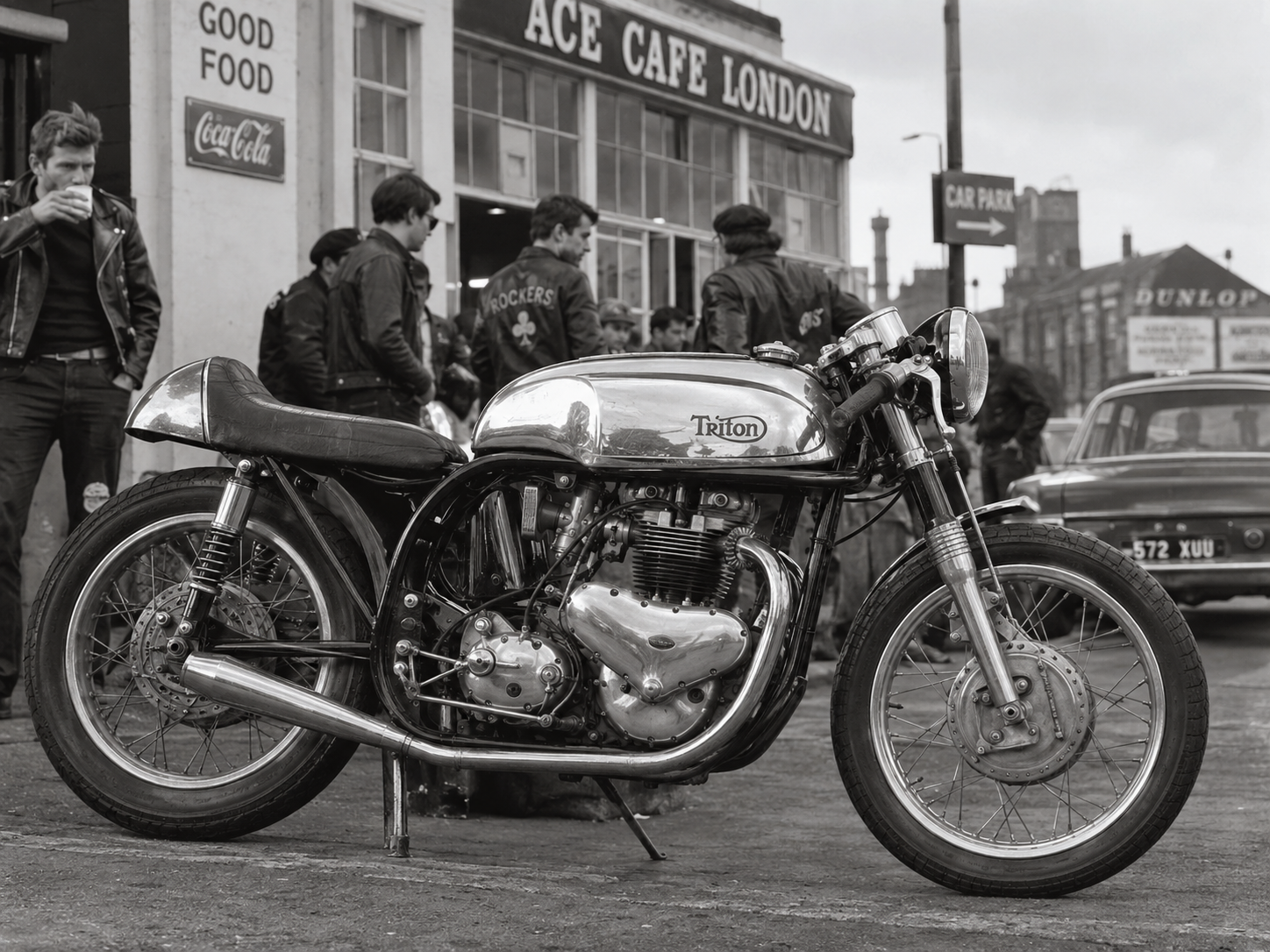 Motocicleta Triton en blanco y negro estacionada frente al Ace Cafe London