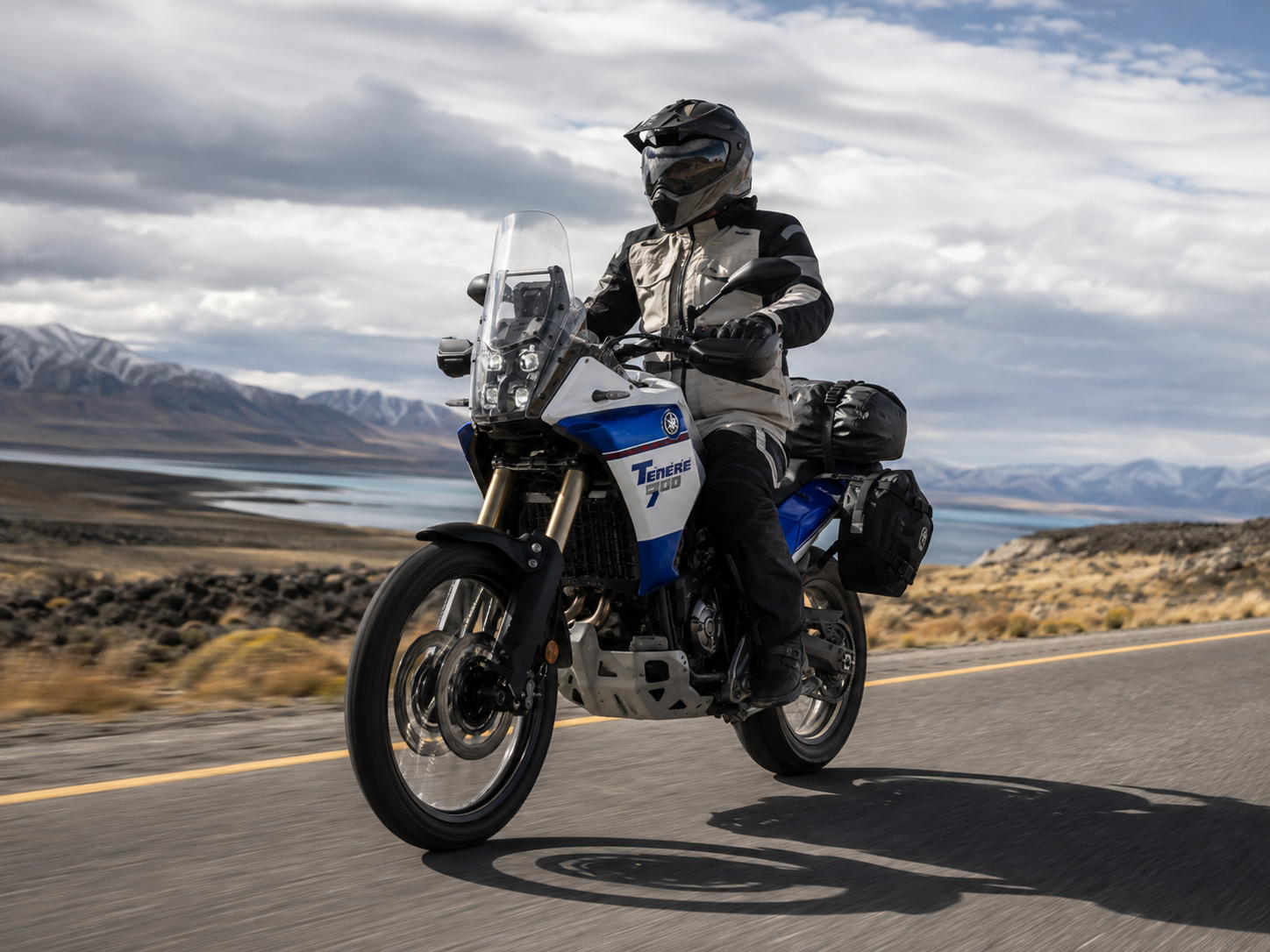 Yamaha Ténéré 900 equipada con alforjas haciendo wheelie en ruta