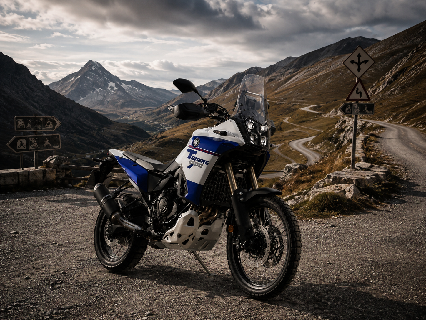 Yamaha Ténéré 900 detenida en un cruce de montaña con carteles de señalización