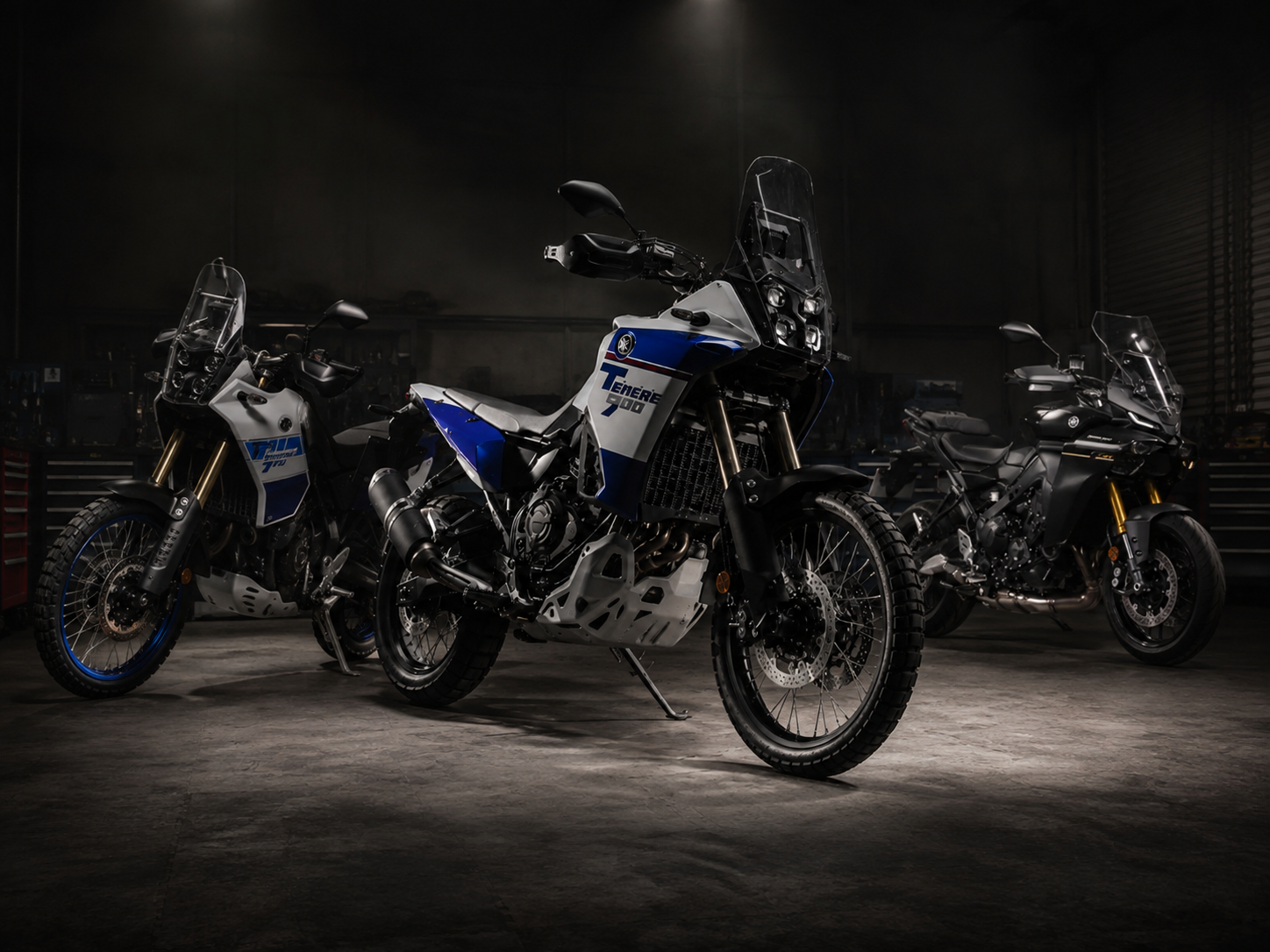 Yamaha Ténéré 900 junto a la Ténéré 700 y la Tracer 9 en un taller
